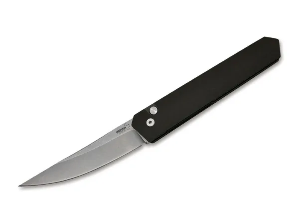 Nóż Böker Plus USA ProTech Kwaiken Automatic Black Kwaiken to jeden z najciekawszych projektów naszej firmy ostatnich lat. Od jego uruchomienia pozostaje jednym z najbardziej cenionych i udanych modeli w ofercie. Wychodząc naprzeciw oczekiwaniom klientów, Boker zawiązał kooperację z tuzami noży automatycznych, firmą ProTech. Dzięki temu Kwaiken otrzymał kolejne wcielenie dopieszczone przez samego Lucasa. Prosty minimalistyczny design w połączeniu z błyskawicznym otwieraniem, które może zaoferować tylko know-how ProTecha, owocuje świetnym projektem "z pazurem". Elegancka, smukła rękojeść z aluminium kryje potężną sprężynę, odpalaną za pomocą dyskretnego przycisku. Kąśliwa klinga ze stali 154CM tylko czeka na wyzwania. Pozycja obowiązkowa dla każdego fana "automatów".