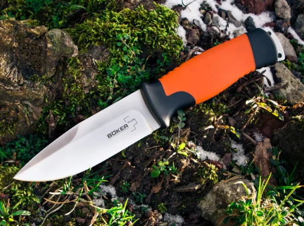 Nóż Böker Plus Outdoorsman XL Od momentu wprowadzenia Boker Plus Outdoorsman zyskał solidne grono fanów. Solidna konstrukcja, antypoślizgowy, częściowo gumowany uchwyt i doskonały stosunek jakości do ceny sprawiają, że Outdoorsman jest pierwszym wyborem wielu wentylatorów outdoorowych. Dodaliśmy większą odmianę kompaktowego pierwszego noża, który oferuje wszystkie zalety oryginalnego modelu, ale przenosi je na nieco bardziej dojrzały format. Pełniejszy uchwyt z pełnym trzpieniem może pomieścić większe dłonie i ma doskonałe właściwości ergonomiczne, a gumowy element zapewnia pewny chwyt. Kolor ułatwia znalezienie go na ziemi w lesie lub na łące; satynowe ostrze 12C27 nadaje Boker Plus Outdoorsman XL elegancki wygląd. Przerobiona nylonowa pochwa zapewnia bezpieczeństwo i wygodę noszenia. Prawdziwie wszechstronny model outdoorowy.