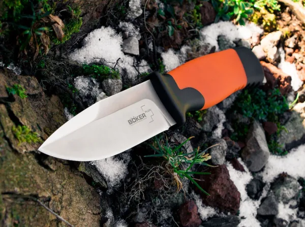 Nóż Böker Plus Outdoorsman XL Od momentu wprowadzenia Boker Plus Outdoorsman zyskał solidne grono fanów. Solidna konstrukcja, antypoślizgowy, częściowo gumowany uchwyt i doskonały stosunek jakości do ceny sprawiają, że Outdoorsman jest pierwszym wyborem wielu wentylatorów outdoorowych. Dodaliśmy większą odmianę kompaktowego pierwszego noża, który oferuje wszystkie zalety oryginalnego modelu, ale przenosi je na nieco bardziej dojrzały format. Pełniejszy uchwyt z pełnym trzpieniem może pomieścić większe dłonie i ma doskonałe właściwości ergonomiczne, a gumowy element zapewnia pewny chwyt. Kolor ułatwia znalezienie go na ziemi w lesie lub na łące; satynowe ostrze 12C27 nadaje Boker Plus Outdoorsman XL elegancki wygląd. Przerobiona nylonowa pochwa zapewnia bezpieczeństwo i wygodę noszenia. Prawdziwie wszechstronny model outdoorowy.