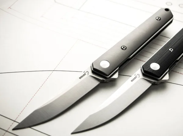 Nóż Böker Plus Kwaiken Mini Flipper Titan Projekt Burnleya Lucasa to skladana interpretacja klasycznego japońskiego Kwaikena. Charakterystyczna wąska klinga i wznoszącej się czubku i dużym brzuszku dobrze sprawdzi się w cięciach i pchnięciach. Prosta rękojeść z blokadą frame-lock i ...