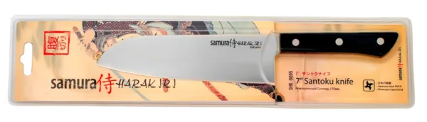 Nóż Santoku Samura Harakiri Warunki użytkowania i konserwacji noży Samura:• Przed pierwszym użyciem zanurz noże w gorącej wodzie.• Używaj noży kuchennych tylko na deskach drewnianych lub plastikowych (płyty szklane uszkadzają krawędź tnącą noża).• Nie używaj noży do rozdrabniania produktu i nie tnij produktów mrożonych.• Nie używaj noży do krojenia produktów kostnych (mięso, kurczak itp.) i nie tnij nimi kości.• Nie pozostawiaj noży w wodzie lub w zlewie na dłuższy czas. Wpłynie to negatywnie na materiał (może zardzewieć) i ostrość noża;• Zalecamy ręczne czyszczenie noży przy użyciu materiałów nieściernych i natychmiastowe wysuszenie.• Noże trzymaj w specjalnym bloku na noże, pudełku na noże, stojaku na noże itp. Upewnij się, że ostrza nie dotykają innych metalowych przedmiotów.• Zalecamy regularne ostrzenie noży stalką lub ceramicznym prętem ostrzącym. Podczas procesu ostrzenia upewnij się, że oryginalny kąt krawędzi jest utrzymywany na poziomie 15-17 stopni, który jest ustawiony w procesie produkcyjnym.• Nie zalecamy mycia noży w zmywarce do naczyń.