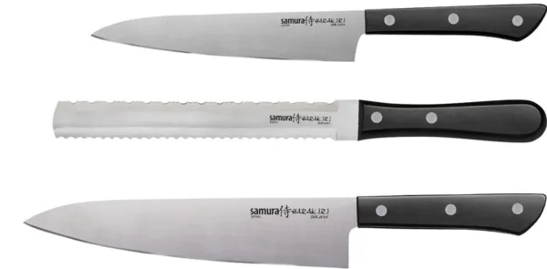 Zestaw 3 noży kuchennych Samura Harakiri 0230B Zestaw trzech noży serii Harakiri: 1. nóż Szefa Kuchni SHR.00852. nóż uniwersalny SHR.00233. nóż do chleba i mrożonek SHR.0057 'Warunki użytkowania i konserwacji noży Samura:• Przed pierwszym użyciem zanurz noże w gorącej wodzie.• Używaj noży kuchennych tylko na deskach drewnianych lub plastikowych (płyty szklane uszkadzają krawędź tnącą noża).• Nie używaj noży do rozdrabniania produktu i nie tnij produktów mrożonych.• Nie używaj noży do krojenia produktów kostnych (mięso, kurczak itp.) i nie tnij nimi kości.• Nie pozostawiaj noży w wodzie lub w zlewie na dłuższy czas. Wpłynie to negatywnie na materiał (może zardzewieć) i ostrość noża;• Zalecamy ręczne czyszczenie noży przy użyciu materiałów nieściernych i natychmiastowe wysuszenie.• Noże trzymaj w specjalnym bloku na noże, pudełku na noże, stojaku na noże itp. Upewnij się, że ostrza nie dotykają innych metalowych przedmiotów.• Zalecamy regularne ostrzenie noży stalką lub ceramicznym prętem ostrzącym. Podczas procesu ostrzenia upewnij się, że oryginalny kąt krawędzi jest utrzymywany na poziomie 15-17 stopni, który jest ustawiony w procesie produkcyjnym.• Nie zalecamy mycia noży w zmywarce do naczyń.