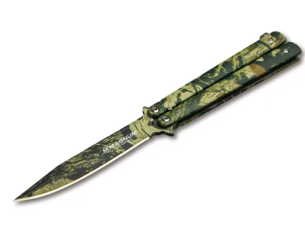 Nóż Magnum Balisong Camo Magnum Balisong Camo składa się z dwóch okładek z uchwytami, które można obracać o 180 stopni. Pomiędzy tymi dwoma rękojeściami znajduje się ostrze, zamocowane za pomocą sworznia osi. Rękojeści, podobnie jak ostrze, wyposażone są w taktyczny wzór kamuflażu. Ten nóż jest lekkim i wielofunkcyjnym towarzyszem o szerokim zakresie zastosowań w życiu codziennym.UWAGA!Rozkręcające się śrubki podczas używania noża jest całkowicie normalnym zjawiskiem. Aby zapobiec rozkręcaniu się śrubek należy zaopatrzyć się w klej to gwintów typu loctite np Boker Loctite 09BO753.