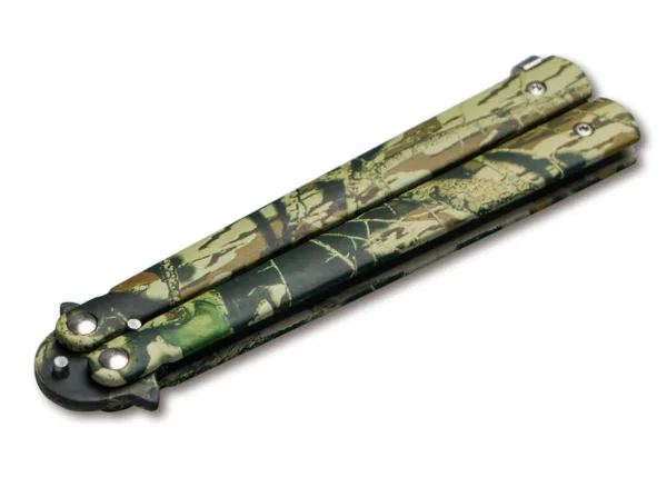 Nóż Magnum Balisong Camo Magnum Balisong Camo składa się z dwóch okładek z uchwytami, które można obracać o 180 stopni. Pomiędzy tymi dwoma rękojeściami znajduje się ostrze, zamocowane za pomocą sworznia osi. Rękojeści, podobnie jak ostrze, wyposażone są w taktyczny wzór kamuflażu. Ten nóż jest lekkim i wielofunkcyjnym towarzyszem o szerokim zakresie zastosowań w życiu codziennym.UWAGA!Rozkręcające się śrubki podczas używania noża jest całkowicie normalnym zjawiskiem. Aby zapobiec rozkręcaniu się śrubek należy zaopatrzyć się w klej to gwintów typu loctite np Boker Loctite 09BO753.