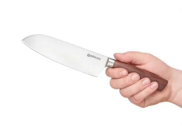 Nóż Santoku Böker Solingen Core Walnut Co Trewir, Wiesbaden, Munster i Lueneburg wspólnego? Oprócz centrów historycznych, pomników narodowych i długą tradycję jako główny miast handlowych przede wszystkim: są domem dla doskonałej przewodnikiem dystrybutorów wyrobów stalowych, który wyrobił dzięki szerokiej gamie produktów i wysoki poziom profesjonalnych i konsultingowych usług od wielu lat. posiadają wieloletnie doświadczenie, doskonałe know-how i codziennie wykazano w codziennym sensie biznesowym dla żądań i potrzeb gotowania i kuchni entuzjastycznych klientów, zrobiliśmy naszą korzyść, a wraz z naszym prawie 150 lat doświadczenia jako Solingen manufaktury w rozwoju produktów z Boker Rdzenia płynąć serii. Efektem jest produkt, który jest orzecznikiem „Zalecane przez największych detalistów” zasługuje ze względu na linii dynamicznych, z doskonałą obsługą i wspaniałe możliwości cięcia powyżej. Masywna puste ostrze z doskonale nadaje się do wysokiej jakości nóż stopu chrom-molibden, wanad (X50CrMoV15) jest zoptymalizowane przez złożony kucie Solingen pracy ręcznej, oprócz struktury i następnie ochłodzone do 58 HRC. Przez dłuższą żywotność brzeszczotu i jeszcze drobniejszą cut obrazu zwykle w naszym tradycyjnym wydruku strony jest również polerowane. Kute wzmocnić zawsze zapewnia pewny chwyt i chroni przed ewentualnymi obrażeniami poślizgu. W specjalnej funkcji konstrukcyjnej tyłu ostrza we wszystkich noży w tej serii delikatnie zaokrąglone. Więc nóż jest w każdej pozycji chwytu miły w dotyku i zapobiega nawet silniejszego nacisku na plecy noża na cięcia biegunach nieprzyjemne uczucie ucisku w dłoni. Pięknie drobnoziarnistych i doskonałych proporcjach uchwyty Orzech zakończyć harmonijny ogólny obraz. Nóż, który cieszy się w Europie zyskuje na popularności, jest Santoku. Jest oryginalnie japońskie kształt ostrza noża wszystkich celów. Tłumaczone którego nazwa oznacza „trzy cnoty”, to równie dobrze nadaje się do mięs, ryb i warzyw. Szerokie ostrze Santoku jest szczególnie łatwe w obsłudze. „Szczególnie podoba mi bezwzględnej orientacji funkcji serii noży Boker Core konstrukcja jest bardzo miłe. - Nie przeciążony. - i zgodne z czystego uszczelnienia pomiędzy kute zagłówek i uchwyt wykonany z drewna orzechowego i higieny nasze pomysły” (Jörg Lamskemper, majster z Cutlers Gildia Munster) „lasy domowe takie jak drewno orzecha używanych w tej serii cieszą się dużą popularnością i coraz częściej w wielu akcesoriów kuchennych znowu modne. Popieramy wykorzystanie lokalnych materiałów i produktów, które nadal są wykonane w tradycyjny Solingen rzemiosła. „(Oliver Gayer, Górna Mistrz Cutlers Gildia północna Bawaria)