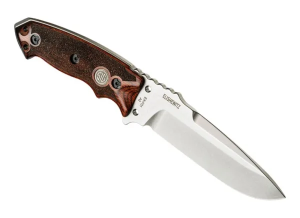 Nóż Hogue SIG 37175 EX-F01 5.5" Rosewood Prezentowany model EX-F01 posiada głownię Drop Point wykonaną ze stali narzędziowej A2 o hartowaniu 57-59 HRC, w wykończeniu Tumbled with Clear Cerakote®. Na rękojeści z drewnianymi  okładzinami z palisandru umieszczone zostały srebrne, niklowane z Clear Cerakote® znaczki SIG™. W komplecie nylonowa pochwa z systemem mocowania Molle. Długość całkowita 267 mm, długość klingi 140 mm, waga 295 g, grubość klingi 6.0 mm. Dopasowanie do broni palnej SIG SAUER® - Stainless Elite.