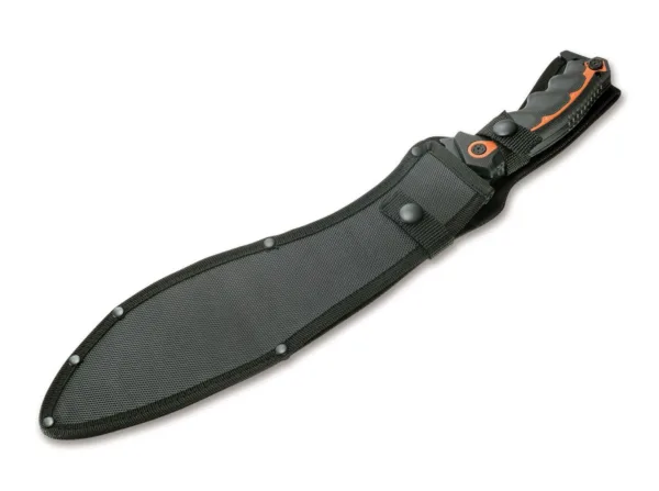 Nóż Magnum Chainsaw Backup Machete Maczeta Magnum nigdy nie zawiedzie swojego właściciela, nawet w tropikalnym lesie deszczowym. Solidna płaska konstrukcja z gumowaną rękojeścią, mocowaną na cztery śruby sprawia, że nóż ten jest jeszcze mocniejszy i trwalszy niż jest to wymagane. Chainsaw Backup to poważne narzędzie leśne. Długość i grubość ostrza są idealnie wyważone, a rękojeść zapewnia ergonomiczny kształt, dzięki czemu możesz pracować bez zmęczenia. Pięta z uchwytem pełni podwójną funkcję, w tym jako otwór na smycz. Ostrze jest wykonane z niezawodnie odpornej na wstrząsy stali 420, która zapewnia również doskonałe zachowanie krawędzi. Wytrzymała nylonowa pochwa z odporną na butwienie podszewką i podwójnymi zatrzaskami chroni maczetę i jej użytkownika.