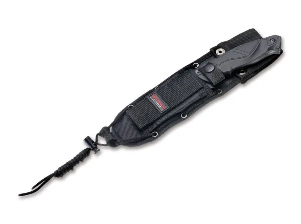 Nóż Magnum Advance Pro Fixed Blade 440C Magnum Advance Pro Fixed Blade oferuje te same mocne cechy konstrukcyjne i materiały, co All Black Pro Folder, chociaż ten jest wytrzymałym nożem o stałym ostrzu z pełnym chwytem. Poręczny rozmiar 11,3 cm ostrza ze stali nierdzewnej 440C sprawia, że nóż jest popularnym wyborem wśród użytkowników. Nylonowa pochwa kompatybilna z uchwytami MOLLE z dodatkową kieszenią na sprzęt i paskiem na nogę spełnia wszystkie wymagania. Ochrona przed przebiciem i zatrzask to dodatkowe zabezpieczenia.