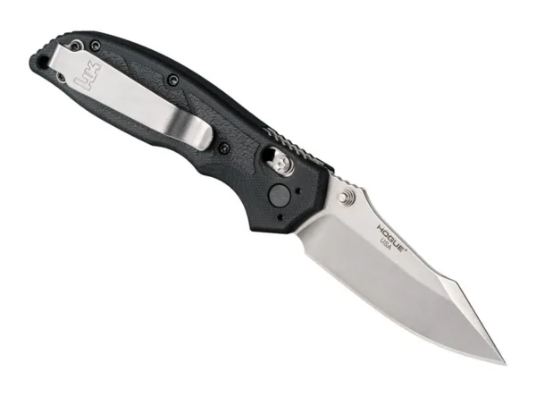 Nóż Hogue HK 54156 Exemplar 3.25 Stonewash Plan Nóż Hogue Exemplar sygnowany logo producenta broni HK. Głownia typu Clip Point z nierdzewnej stali 154CM o twardości 57-59 HRC i wykończeniu Tumbled jest blokowana obustronną blokadą ABLE™ Lock. Rękojeść wykonana została z czarnego G10, a do łatwiejszego przenoszenia noża dodano klips Tip Up / Tip Down, z możliwością mocowania z obu ston. W komplecie znajdziemy neoprenowy pouch do przechowywania noża oraz naklejkę z logo HK. Długość całkowita 203 mm, długość klingi 83 mm, waga 119 g, grubość klingi 3,2 mm,