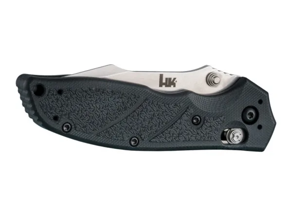 Nóż Hogue HK 54156 Exemplar 3.25 Stonewash Plan Nóż Hogue Exemplar sygnowany logo producenta broni HK. Głownia typu Clip Point z nierdzewnej stali 154CM o twardości 57-59 HRC i wykończeniu Tumbled jest blokowana obustronną blokadą ABLE™ Lock. Rękojeść wykonana została z czarnego G10, a do łatwiejszego przenoszenia noża dodano klips Tip Up / Tip Down, z możliwością mocowania z obu ston. W komplecie znajdziemy neoprenowy pouch do przechowywania noża oraz naklejkę z logo HK. Długość całkowita 203 mm, długość klingi 83 mm, waga 119 g, grubość klingi 3,2 mm,