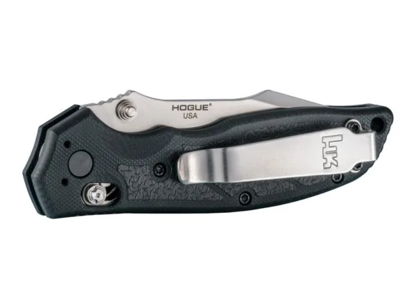 Nóż Hogue HK 54156 Exemplar 3.25 Stonewash Plan Nóż Hogue Exemplar sygnowany logo producenta broni HK. Głownia typu Clip Point z nierdzewnej stali 154CM o twardości 57-59 HRC i wykończeniu Tumbled jest blokowana obustronną blokadą ABLE™ Lock. Rękojeść wykonana została z czarnego G10, a do łatwiejszego przenoszenia noża dodano klips Tip Up / Tip Down, z możliwością mocowania z obu ston. W komplecie znajdziemy neoprenowy pouch do przechowywania noża oraz naklejkę z logo HK. Długość całkowita 203 mm, długość klingi 83 mm, waga 119 g, grubość klingi 3,2 mm,