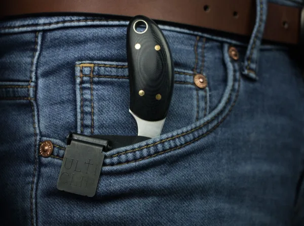 Nóż Böker Plus Pocket Knife Niestandardowy nożyk Mickey Yurco nie jest obcy naszym klientom. Jego nieomylny sens w zakresie ergonomii i niekonwencjonalnych rozwiązań został w pełni uwzględniony w konstrukcji stałego noża Boker Plus. Krótki uchwyt zapewnia wyjątkowo wygodny i pewny chwyt. Biorąc pod uwagę sposób, w jaki nóż ma być noszony (przypięty do kieszeni spodni), krótka konstrukcja jest główną zaletą. Ten nóż może być noszony równie dyskretnie jak teczka. Model ten jest pierwszym, który korzysta z Ulticlip - z bezpiecznym zapięciem sprężynowym, które można przymocować do szwu kieszeni - co ułatwia wyciąganie noża, podczas gdy pochwa Kydex jest bezpiecznie przytrzymywana przez Ulticlip. Użytkownicy, którzy chcą połączyć zalety teczki z nożami o stałym ostrzu, mogą uznać, że nóż kieszonkowy jest ich idealnym nowym towarzyszem. Długość całkowita 176 mm, długość klingi 86 mm, grubość klingi 3.7 mm, waga 106 g.