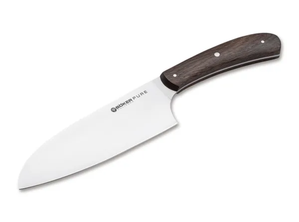 Nóż Santoku Böker Solingen Pure CPM BE Duński design w stylu pochodzi w połowie 20 wieku i był pod silnym wpływem idei niemieckiego Bauhausu. Te ruch projekt stworzył własny styl faktyczny, który modernster o zwykłą formalnością, minimalizm, przejrzystość i funkcjonalność, a także wykorzystanie technologii przemysłowych na realizację tego języka projektowego jest zaznaczony. W tej tradycji, duński projektant i zwyczaj nóż ekspres Jens Ansó że kuchnia nóż Czysta seria Boker Boker zaprojektowany przez dokładnie tych roszczeń stoi. Noże te odznaczają się wyjątkową prostotę klasycznej linii z doskonałej równowagi, pozycji ręki i funkcjonalności. Podkreślona jest projektowanie purist poprzez wykorzystanie Bergischer dębu jako materiał uchwytu. Atrakcyjny ziarna natywnego kompleksu obróbce dębu dyskretnie przerwany przez trzy nity ze stali nierdzewnej, która jest ostrożnie wprowadzana całkowicie ręcznie. Do estetycznej jakości serii spotkać się w zakresie technologii, używamy CPM proszek stalowy hutniczy 154 amerykańskiego producenta Tygiel Industries. Stal ta jest wytwarzana z już doskonałą stalową podstawę 154-CM topi się i miesza się z dodatkowym węglików. który jest następnie rozpyla się w próżni i dodano strumieniem zimnego powietrza. Otrzymany proszek stalowy jest wciśnięty i spieka się poniżej temperatury topnienia. W ten sposób jest możliwe, aby wzbogacić stali o znacznie wyższym stężeniu węgliki, jak to jest w przypadku konwencjonalnych stali ostrza. Szczególnie węgliki daje twardość stali i utrzymywanie krawędzi. Przełożonego retencji krawędź 440C ponownie znacznie przekroczył CPM proszek stalowy hutniczy 154, co gwarantuje długotrwałą ostrość. Nóż, który cieszy się w Europie zyskuje na popularności, jest Santoku. Jest oryginalnie japońskie kształt ostrza noża wszystkich celów. Tłumaczone którego nazwa oznacza „trzy cnoty”, to równie dobrze nadaje się do mięs, ryb i warzyw. Szerokie ostrze Santoku jest szczególnie łatwe w obsłudze.