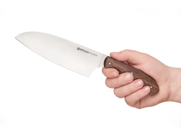 Nóż Santoku Böker Solingen Pure CPM BE Duński design w stylu pochodzi w połowie 20 wieku i był pod silnym wpływem idei niemieckiego Bauhausu. Te ruch projekt stworzył własny styl faktyczny, który modernster o zwykłą formalnością, minimalizm, przejrzystość i funkcjonalność, a także wykorzystanie technologii przemysłowych na realizację tego języka projektowego jest zaznaczony. W tej tradycji, duński projektant i zwyczaj nóż ekspres Jens Ansó że kuchnia nóż Czysta seria Boker Boker zaprojektowany przez dokładnie tych roszczeń stoi. Noże te odznaczają się wyjątkową prostotę klasycznej linii z doskonałej równowagi, pozycji ręki i funkcjonalności. Podkreślona jest projektowanie purist poprzez wykorzystanie Bergischer dębu jako materiał uchwytu. Atrakcyjny ziarna natywnego kompleksu obróbce dębu dyskretnie przerwany przez trzy nity ze stali nierdzewnej, która jest ostrożnie wprowadzana całkowicie ręcznie. Do estetycznej jakości serii spotkać się w zakresie technologii, używamy CPM proszek stalowy hutniczy 154 amerykańskiego producenta Tygiel Industries. Stal ta jest wytwarzana z już doskonałą stalową podstawę 154-CM topi się i miesza się z dodatkowym węglików. który jest następnie rozpyla się w próżni i dodano strumieniem zimnego powietrza. Otrzymany proszek stalowy jest wciśnięty i spieka się poniżej temperatury topnienia. W ten sposób jest możliwe, aby wzbogacić stali o znacznie wyższym stężeniu węgliki, jak to jest w przypadku konwencjonalnych stali ostrza. Szczególnie węgliki daje twardość stali i utrzymywanie krawędzi. Przełożonego retencji krawędź 440C ponownie znacznie przekroczył CPM proszek stalowy hutniczy 154, co gwarantuje długotrwałą ostrość. Nóż, który cieszy się w Europie zyskuje na popularności, jest Santoku. Jest oryginalnie japońskie kształt ostrza noża wszystkich celów. Tłumaczone którego nazwa oznacza „trzy cnoty”, to równie dobrze nadaje się do mięs, ryb i warzyw. Szerokie ostrze Santoku jest szczególnie łatwe w obsłudze.