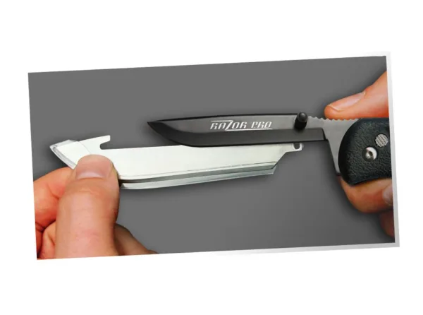 Nóż Outdoor Edge Razor Pro Orange Innowacyjny Razor Pro w przeciwieństwie do Razor Lite, posiada dodatkowe ostrze do rozpruwania. Wyróżnia się systemem wymiany, który zawsze zapewni Ci ostry nóż, nawet podczas dłuższych podróży. Każdy myśliwy prędzej czy później natrafi na tępy nóż. Podczas rozbierania zwierzyny zamiast używać lepkich rąk do szukania narzędzia do ostrzenia, wystarczy po prostu zamienić ostrze Razor Pro w ciągu kilku sekund, dzięki czemu można bezzwłocznie kontynuować pracę. Gumowany uchwyt i ryflowana rampa kciuka zapewniają bezpieczną pozycję dłoni. Ostre jak brzytwa ostrza są wykonane z odpornej na korozję stali nierdzewnej 420J2 i są hartowane do 57 HRC. Ostrze można wymienić w mgnieniu oka bez użycia narzędzi. Aby zapewnić bezpieczne warunki pracy, ostrze jest zablokowane przez niezawodny mechanizm blokujący. Razor Lite jest dostarczany z etui na pasek i łącznie 6 ostrzami.