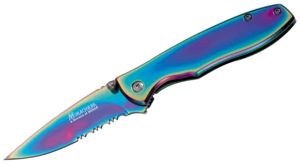 Nóż Magnum Rainbow II Nóż Rainbow ujmuje przede wszystkim tęczowymi kolorami klingi i rękojeści. Głownia wykonana z AUS-8. Rękojeść ze stali szlachetnej. Całość pokryta dekoracyjną powłoką PVD. Blokada Frame Lock.