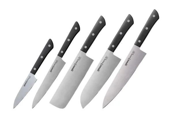 Zestaw 5 noży kuchennych Samura Harakiri Zestaw pięciu noży serii Harakiri: 1. nóż Szefa Kuchni SHR.00852. nóż Nakiri SHR.00433. nóż Santoku SHR.00954. nóż uniwersalny SHR.00235. nóż do obierania SHR.0011
