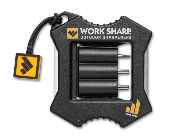 Ostrzałka Work Sharp Micro Sharpener & Knife Tool Work Sharp Micro Sharpener & Knife Tool to praktyczne, kompaktowe narzędzie, przydatne jako ostrzałka do noży i śrubokręt z trzema bitami Torx. Bity w rozmiarach T6, T8 i T10 idealnie pasują i zapewniają bezpieczne użytkowanie. Są one przechowywane w środku lekkiego narzędzia. Pręt diamentow o gradacji 600, słyży do wstępnego ostrzenia, a do wykończenia stosuje się pręt ceramiczny. Boczne prowadnice kątowe 20° dla pręta diamentowego i 25 ° dla ceramiki ułatwiają utrzymanie właściwego kąta ostrzenia. To niezwykle lekkie narzędzie wielofunkcyjne z łatwością zmieści się w kieszeni płaszcza lub skrzynce narzędziowej i ma otwór na smycz oraz smycz.