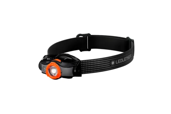 Latarka Ledlenser MH5 black/orange Czołówka dla biegających w lesie i w górach przygotowana do każdych warunków outdorowych.. Czołowka MH5, dzięki posiadanemu systemowi Mounting System może być wykorzystana jako wiefunkcyjna. Za szybkie rozogniskowywanie odpowiedzialny jest Advanced Focus System. Szybkie i łatwe ładowanie akumulatora dzięki Magnetic Charge System. Zostosowanie alternatywne to baterie AA. Dodatkowo czerwone światło do widzenia w nocy.Charakterystyka:- Innowacyjny system montażowy umożliwia łatwe zdejmowanie i ponowne zakładanie głowicy latarki, co gwarantuje maksymalną swobodę użytkowania,- Dual Power Source: W zestawie akumulator Li-ion i ładowarka. Możliwe też korzystanie z baterii AA,- Magnetic Charge System do łatwego ładowania,- Dodatkowe swiatło czerwone LED do widzenia w nocy,- Możliwie zdjęcie i umieszczenie głowicy dzięki dodatkowemu klipsowi. Popularne czołówki MH5 zyskały nie tylko dodatkowe warianty kolorystyczne, ale także nowy, magnetyczny system ładowania. Oznacza to możliwość doładowania latarki bez wyciągania akumulatora.