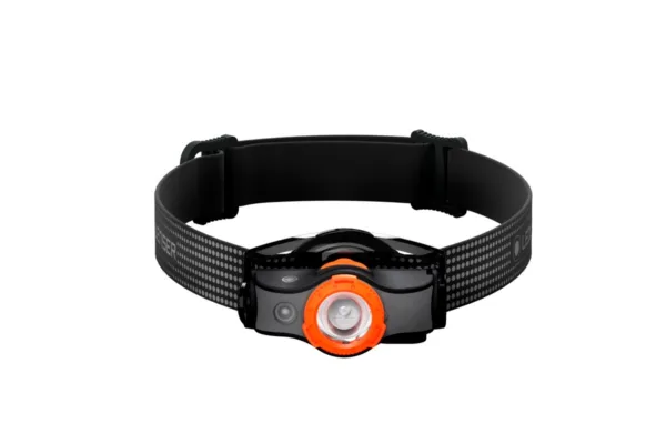 Latarka Ledlenser MH5 black/orange Czołówka dla biegających w lesie i w górach przygotowana do każdych warunków outdorowych.. Czołowka MH5, dzięki posiadanemu systemowi Mounting System może być wykorzystana jako wiefunkcyjna. Za szybkie rozogniskowywanie odpowiedzialny jest Advanced Focus System. Szybkie i łatwe ładowanie akumulatora dzięki Magnetic Charge System. Zostosowanie alternatywne to baterie AA. Dodatkowo czerwone światło do widzenia w nocy.Charakterystyka:- Innowacyjny system montażowy umożliwia łatwe zdejmowanie i ponowne zakładanie głowicy latarki, co gwarantuje maksymalną swobodę użytkowania,- Dual Power Source: W zestawie akumulator Li-ion i ładowarka. Możliwe też korzystanie z baterii AA,- Magnetic Charge System do łatwego ładowania,- Dodatkowe swiatło czerwone LED do widzenia w nocy,- Możliwie zdjęcie i umieszczenie głowicy dzięki dodatkowemu klipsowi. Popularne czołówki MH5 zyskały nie tylko dodatkowe warianty kolorystyczne, ale także nowy, magnetyczny system ładowania. Oznacza to możliwość doładowania latarki bez wyciągania akumulatora.