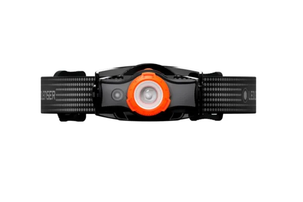 Latarka Ledlenser MH5 black/orange Czołówka dla biegających w lesie i w górach przygotowana do każdych warunków outdorowych.. Czołowka MH5, dzięki posiadanemu systemowi Mounting System może być wykorzystana jako wiefunkcyjna. Za szybkie rozogniskowywanie odpowiedzialny jest Advanced Focus System. Szybkie i łatwe ładowanie akumulatora dzięki Magnetic Charge System. Zostosowanie alternatywne to baterie AA. Dodatkowo czerwone światło do widzenia w nocy.Charakterystyka:- Innowacyjny system montażowy umożliwia łatwe zdejmowanie i ponowne zakładanie głowicy latarki, co gwarantuje maksymalną swobodę użytkowania,- Dual Power Source: W zestawie akumulator Li-ion i ładowarka. Możliwe też korzystanie z baterii AA,- Magnetic Charge System do łatwego ładowania,- Dodatkowe swiatło czerwone LED do widzenia w nocy,- Możliwie zdjęcie i umieszczenie głowicy dzięki dodatkowemu klipsowi. Popularne czołówki MH5 zyskały nie tylko dodatkowe warianty kolorystyczne, ale także nowy, magnetyczny system ładowania. Oznacza to możliwość doładowania latarki bez wyciągania akumulatora.