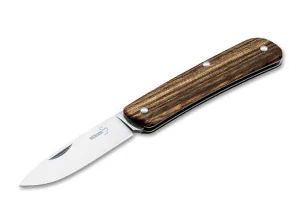 Nóż Böker Plus Tech-Tool 1 Zebra Wood Historia manufaktury Boker rozpoczęła się w 1869 roku od noża sportowego Boker, przodka wszystkich nowoczesnych, wielofunkcyjnych scyzoryków. Po prawie 150 latach udanej historii tych modeli nadszedł czas, aby wprowadzić tę tradycyjną koncepcję do teraźniejszości. Zmodernizowana wersja oparta jest na solidnych stalowych ostrzach, dzięki czemu nóż jest wyjątkowo wytrzymały. Okładki z premium drewna zebra zmieniają raczej techniczne narzędzie Boker Plus Tech Tool w elegancki nóż dżentelmena. Jasne drewno ma wyraźny wzór i idealnie nadaje się do schowania w kieszeni garnituru. Posiada duże ostrze i zbijak do szyb.