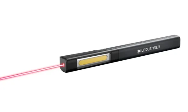 Latarka Ledlenser warsztatowa iW2R laser iW2R laser to nie tylko wysoko wydajny wskaźnik laserowy, może on pełnić również funkcję latarki. To urządzenie z możliwością ponownego ładowania wyposażone jest we wskaźnik laserowy oraz diodę LED typu „Chip-on-Board“, która zadba o oświetlenie większych powierzchni. iW2R laser można w łatwy sposób przymocować do ubrania przy pomocy zaczepu. Wysokiej jakości obudowa z metalu (posiadająca też funkcję linijki) ma kształt prostokąta, co stanowi zabezpieczenie przed toczeniem latarki. Charakterystyka:- 2 w 1: wskaźnik laserowy i dioda LED typu COB dla oświetlania większych powierzchni,- prostokątna obudowa z metalu, zaokrąglona na brzegach, z funkcją linijki,- ekstremalnie kompaktowy wygląd i niewielka waga,- akumulator Li-ion z możliwością ponownego ładowania,- zaczep do przymocowania latarki do kieszeni.