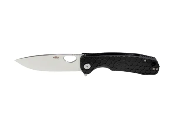 Nóż Honey Badger Flipper D2 Large Black To, co szczególnie imponuje w Honey Badger Flipper Large, to jego trwała konstrukcja. Ostrze ze stali D2 typu drop point, które zapewnia dobre trzymanie krawędzi, jest niezwykle wytrzymałe i łatwe do ostrzenia. Gruby trzon i szeroki profil z pełnym szlifem płaskim zapewniają stabilność i ułatwiają cięcie. Wysokiej jakości przegub z łożyskiem kulkowym umożliwia płynne otwieranie i zamykanie satynowego ostrza za pomocą klapki lub kciuka. Wzór plastra miodu na teksturowanej, czarnej łusce rękojeści FRN zapewnia pewny chwyt. Z otworem na smycz i odwracalnym, głębokim klipsem (tip-up / l-r).