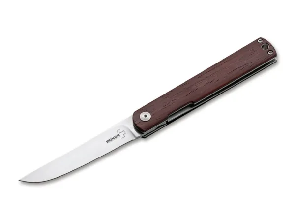 Nóż Böker Plus Nori Cocobolo Boker Plus Nori to kolejny elegancki nóż zaprojektowany przez japońskiego producenta noży Kansei Matsuno. Smukła i lekka konstrukcja Wasabi została połączona z praktyczną przednią płetwą i wytrzymałą blokadą linerlock modelu LRF. Ostrze ze stali VG-10 zamocowana na łożyskach kulkowych ma szczególnie delikatne, satynowane wzdłużnie wykończenie. Okładki rękojeści wykonane są z egzotycznego drewna Cocobolo, osadzone na nierdzewnych wkładkach. Czysty design i klasyczne japońskie ostrze sprawiają, że Nori jest idealnym nożem do codziennego użytku. Z otworem na smycz i wyfrezowanym klipsem (tip-up).