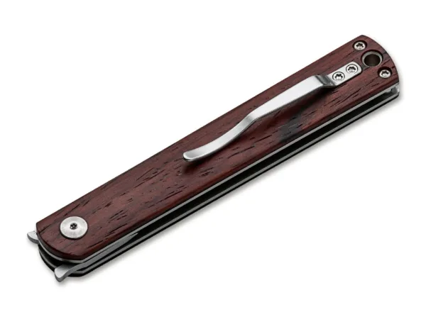 Nóż Böker Plus Nori Cocobolo Boker Plus Nori to kolejny elegancki nóż zaprojektowany przez japońskiego producenta noży Kansei Matsuno. Smukła i lekka konstrukcja Wasabi została połączona z praktyczną przednią płetwą i wytrzymałą blokadą linerlock modelu LRF. Ostrze ze stali VG-10 zamocowana na łożyskach kulkowych ma szczególnie delikatne, satynowane wzdłużnie wykończenie. Okładki rękojeści wykonane są z egzotycznego drewna Cocobolo, osadzone na nierdzewnych wkładkach. Czysty design i klasyczne japońskie ostrze sprawiają, że Nori jest idealnym nożem do codziennego użytku. Z otworem na smycz i wyfrezowanym klipsem (tip-up).