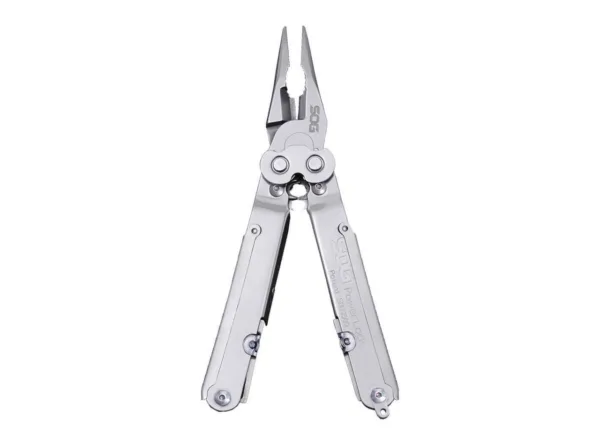 Multitool SOG S60 PowerLock Scissors SOG PowerLock Scissors to najwyższej klasy narzędzie wielofunkcyjne, które ma do dyspozycji wiele narzędzi. Są one łatwo dostępne, a po zamknięciu są chronione osłoną z każdej strony. Te zaokrąglone, zdejmowane osłony służą również jako wygodne uchwyty. Na uchwytach tego narzędzia nie ma niepokojących ostrych krawędzi. SOG PowerLock posiada również uchwyt do wkładania bitów, który umożliwia stosowanie normalnych bitów sześciokątnych. Główka szczypiec jest stosunkowo spiczasta i długa, ale nadal ma mocny kształt. W ten sposób możliwa jest najdrobniejsza, ale i bardzo gruba praca. Cechą szczególną jest otwieranie szczypiec, ponieważ główka szczypiec jest podparta mechanizmem zębatym, dzięki czemu szczypce nie otwierają się zbyt łatwo ani zbyt mocno. Jest to również niezwykle praktyczne podczas użytkowania. Ten mechanizm daje również szczypcom dodatkową siłę. Można go również otworzyć jedną ręką. Połówki rękojeści są mocowane śrubami z łbem sześciokątnym, co ma tę zaletę, że można wymienić wszystkie narzędzia poza szczypcami.