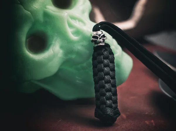 Böker Plus Black Skull Lanyard Wysokiej jakości czarna smycz Boker Plus ze szczegółowym koralikiem w kształcie czaszki.