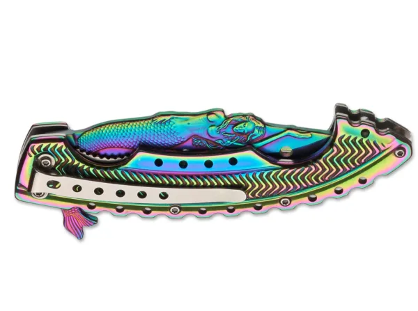 Nóż Magnum Rainbow Mermaid Legendarny Magnum Rainbow Mermaid to pomysłowy scyzoryk dedykowany mistycznym stworzeniom oceanicznym. Ostrze wykonane jest ze stali nierdzewnej 440A i podobnie jak ergonomicznie ukształtowana rękojeść wykończone jest w kolorach tęczy. Bardzo szczegółowa syrena zdobi tył ostrza jak figura na dziobie statku, utrzymując nóż zawsze na kursie. Płetwa to płetwa kobiecego piękna z morza. Okrągłe wycięcia w ostrzu przypominają bąbelki powietrza unoszące się z głębin oceanu. Z klipsem (nachyleniem w dół).
