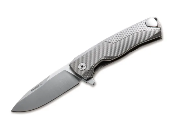 Nóż LionSteel ROK Titan Grey ROK to nowy hit LionSteel wśród noży monoblokowych, charakteryzujący się rękojeścią wyfrezowaną z jednego litego bloku. Misternie wyfrezowana tekstura 3D zapewnia doskonały chwyt i fascynujący wygląd. Innowacyjnym szczegółem jest wysuwany klips. Cechą szczególną jest wpuszczony w rękojeść klips, który można łatwo wysunąć tak, aby w żaden sposób nie utrudniał użytkowania noża. Ostrze posiada również wyjmowany flipper, który umożliwia noszenie noża w jednej lub obu dłoniach. Framelock jest zabezpieczony wypróbowanym i przetestowanym Rotoblockiem. Ostrze to stal proszkowa Böhler M390. Z szarą tytanową rękojeścią i tytanowym klipsem.