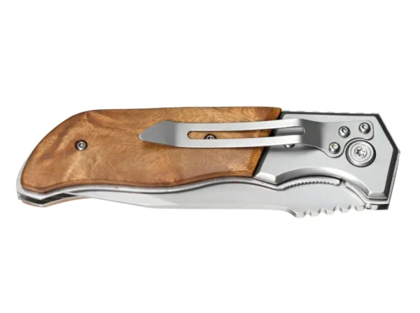 Nóż Magnum Forest Ranger 42 Magnum Forest Ranger to kolejny udany model Magnum, który jest stale poszukiwany jako nóż dwuręczny. A ponieważ klient ma zawsze rację, podążaliśmy za jego wymaganiami. Nawet najtrudniejsze zadania można z łatwością wykonać za pomocą mocnego i imponującego noża. Precyzyjnie wypiaskowane ostrze Clip Point 440A jest chronione przed niezamierzonym złożeniem przez mechanizm linerlock. Podpory ze stali nierdzewnej i duże łuski z drewna korzeniowego sprawiają, że nóż jest prawdziwą biżuterią. Dzięki dołączonemu klipsowi do kieszeni nóż jest zawsze gotowy do użycia.
