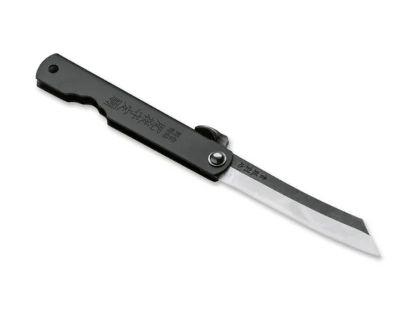 Nóż Higo Kyoso Składany nóż Higo Kyoso jest wykonany z ciemnej stali nierdzewnej i ma subtelny otwór na smycz. Częściowo czarne ostrze składa się z 7CR z lekkim wykończeniem stonewash.