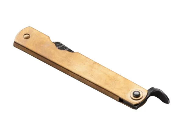 Nóż Higo Hoseki Składany nóż Higo Hoseki jest wykonany z mosiądzu i ma subtelny otwór na smycz. Archaiczne wykończenie ostrza 7CR ma młotkowany skos i satynowany szlif.