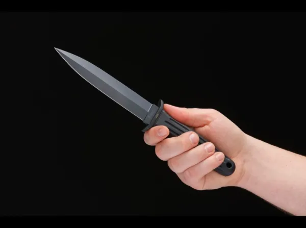 Nóż Böker Applegate-Fairbairn Black Klinga ze stali nierdzewnej 440C pokryta powłoką z azotku tytanu i aluminium. Rękojeść z poliamidu zbrojonego włóknem szklanym. W komplecie pochwa z Kydexu.