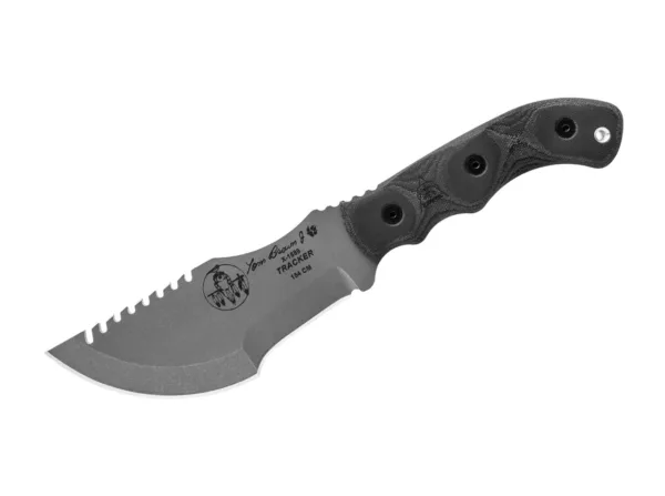 Nóż TOPS Knives Tom Brown Tracker 3 Większość faktów na temat Tom Brown's Tracker jest dobrze znana: jako jeden z najbardziej udanych modeli TOPS, od lat był nieodzownym komponentem, a jego solidność i wszechstronność sprawiają, że korzystanie z niego jest przyjemne. Ta wersja jest nieco bardziej kompaktowa niż wersja oryginalna i jest również wykonana ze stali nierdzewnej 154CM z wykończeniem stonewash. Czarne uchwyty Micarta i pochwa Kydex z dwoma obrotowymi stalowymi klipsami zapewniają wysoką wartość użytkową trackera i zapewniają praktyczność i bezpieczną obsługę.