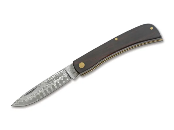 Nóż Magnum Ebony Rangebuster Damast Rangebuster to jeden z klasycznych noży Solingen, który zyskał międzynarodową popularność i został doceniony przez pracujących użytkowników na całym świecie. Amerykańscy rolnicy znają go jako Sodbuster, górnicy w północnej Francji nazywają go Mineur, a robotnicy w Solingen nazywają go Hippekniep. W hołdzie dla tego tradycyjnego noża ze złączem slipjoint zaprojektowaliśmy Ebony Rangebuster Damascus z ekskluzywną rękojeścią z ciemnego hebanu i ostrzem z 73-warstwowej stali damasceńskiej. Otwiera się przez nacięcie paznokcia i nie blokuje się.