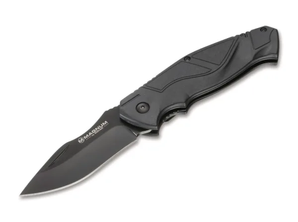 Nóż Magnum Advance All Black Pro 42 Magnum Advance All Black Pro to starannie zaprojektowany nóż taktyczny klasy premium. Okładki rękojeści z wyprofilowanego tworzywa sztucznego wzmocnionego włóknem, zapewniają pewny chwyt w rękawiczkach lub bez. Ostrze wykonane jest ze stali nierdzewnej 440C, posiada czarną powłokę oraz grzbiet o szerokim promieniu wewnętrznym służącym jako podparcie kciuka. Precyzyjnie umieszczony linerlock zabezpiecza nóż czysto i niezawodnie. Wersja dwuręczna z nacięciem na paznokieć jest idealna dla fanów klasycznych konstrukcji noży. Szeroki klips typu tip-down również ma czarną powłokę i jest pewnie zamocowany trzema śrubami. W zestawie wytrzymała nylonowa pochwa na pasek z zapięciem na haftki.