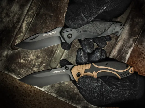 Nóż Magnum Advance All Black Pro 42 Magnum Advance All Black Pro to starannie zaprojektowany nóż taktyczny klasy premium. Okładki rękojeści z wyprofilowanego tworzywa sztucznego wzmocnionego włóknem, zapewniają pewny chwyt w rękawiczkach lub bez. Ostrze wykonane jest ze stali nierdzewnej 440C, posiada czarną powłokę oraz grzbiet o szerokim promieniu wewnętrznym służącym jako podparcie kciuka. Precyzyjnie umieszczony linerlock zabezpiecza nóż czysto i niezawodnie. Wersja dwuręczna z nacięciem na paznokieć jest idealna dla fanów klasycznych konstrukcji noży. Szeroki klips typu tip-down również ma czarną powłokę i jest pewnie zamocowany trzema śrubami. W zestawie wytrzymała nylonowa pochwa na pasek z zapięciem na haftki.