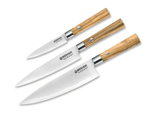 Zestaw noży Böker Solingen Damast Olive Die Kochmesser-Serie Böker Damast Olive verbindet traditionell japanische Grifformen aus heimischen Olivenholz mit rasiermesserscharfen Klingen aus rostfreiem Damast mit 37 Lagen Stahl, die sich durch eine wunderschöne Maserung auszeichnen. Der extrem schnitthaltige Kern der Damastklinge besteht aus dem Hochleistungsstahl VG-10. Die spürbare Schärfe beim Schneiden ist atemberaubend und lässt das Kochen zum Erlebnis werden. Die japanische Bauweise des Messergriffs mit den fein mattierten Edelstahlzwingen gibt der Serie ihren besonderen Charakter. Nicht nur viele Spitzenköche schwören auf japanische Küchenmesser - auch bei ambitionierten Hobbyköchen werden sie immer beliebter. Die Vorzüge der Messer mit japanischen Griffen und dem traditionellen Aufbau aus Klinge mit Steckerl und Edelstahlzwinge liegen hierbei auf der Hand, denn empfindliche Lebensmittel lassen sich besonders schonend zerteilen und zubereiten. Beim Schneiden von Kräutern treten beispielsweise durch den sehr feinen Schnitt kaum ätherische Öle aus. Aromastoffe gehen so nicht verloren, und das unerwünschte Tränen der Augen beim Zwiebelschneiden kann ebenfalls vermieden werden. Die gefühlte Schärfe beim Schneiden ist atemberaubend und lässt das Kochen zum Erlebnis werden. Das Geheimnis der ungewöhnlichen Schärfe liegt im Material und dessen Bearbeitung. Die Klinge besteht aus 37 Lagen Damaststahl. Der rostträge Premium-Klingenstahl VG-10 der mittleren Schneidlage wird in Japan hergestellt und zeichnet sich durch einen hohen Härtegrad, Zähigkeit und eine homogene kristalline Struktur aus. Im direkten Vergleich der Schneidleistung mit einem Produkt eines etablierten Solinger Küchenmesserherstellers gemäß der DIN EN ISO 8442-5 schneiden die Messer nicht nur sprichwörtlich besser ab. Die Schneidleistung liegt im repräsentativen DIN-Test mehr als 68 % über der des Wettbewerbsproduktes. Zusätzlich überzeugen die Serie Böker Damast Olive durch eine höhere Anfangsschärfe. Ständiges Nachschärfen gehört damit der Vergangenheit an. Als idealen Einstieg für den ambitionierten Hobbykoch haben wir unser Programm durch das 3-teilige Messerset erweitert. Das Set in hochwertiger Geschenkverpackung besteht aus den folgenden Produkten: Großes Kochmesser zum Schneiden von Fleisch, Fisch, Obst und Gemüse und zum Wiegen, Hacken von Kräutern. Allzweckmesser zum Schälen von Obst und Gemüse sowie zum Schneiden von kleineren Fisch- und Fleischstücken. Schälmesser für alle kleineren Arbeiten in der Küche, perfekt zum Zerkleinern, Putzen und Dekorieren von Obst und Gemüse.