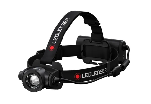 Latarka Ledlenser H15R Core Czołówka Ledlenser H15R łączy w sobie siłę światła z możliwością płynnej zmiany ogniskowej. Długie czasy świecenia są możliwe dzięki zastosowaniu bardzo pojemnego i wytrzymałego akumulatora ładowanego w systemie magnetycznym. System Wheel Switch przy głowicy latarki umożliwia intuicyjną obsługę i ustawienie stopnia jasności. Dzięki możliwości odchylania główki latarki oraz wysokiemu stopniowi ochrony przez szkodliwym działaniem ekstremalnych pyłów i wody , czołówka Ledlenser H15R Core jest perfekcyjną latarką dla szczególnie wymagających użytkowników. Charakterystyka:• Extremalnie silny strumień światła • Opatentowany Advanced Focus System • Intuicyjny i innowacyjny ściemniacz Wheel Switch reguluje intensywność światła • Możliwość odchylania główki latarki do 120° • Stopień ochrony przed działaniem wody, kurzu i pyłów (IP67) dzięki Flex Sealing Technology • LedlenserConnectorjako nowy sposób mocowania wszelkich akcesoriów.W zestawie:- akumulator,- przewód do ładowania magnetycznego (bez adaptera sieciowego).