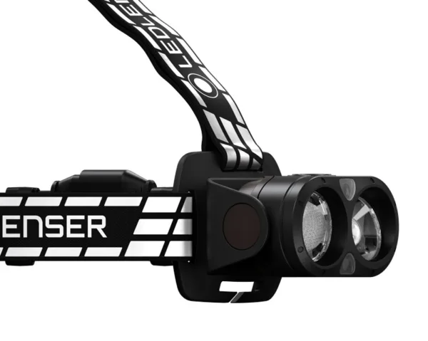 Latarka Ledlenser H19R Signature Czołówka Ledlenser H19R Signature jest najwyższej klasy latarką dla sportów extremalnych. Połączenie dwóch indywidualnych, równoległych systemów świecena LED - Flood i Spot - generuje wyjątkowe światło. Dzięki Ledlenser Connect App oraz połączeniu poprzez Bluetooth latarkę można spersonalizować oraz sterować nią na odległość. Szeroki dostęp do potrzebnych akcesoriów w opakowaniu standardowym umożliwia wszelakie zastosowania np. na kasku. Pozostałe dodatki jak światło czerwone, system Optisense oraz wysoki stopień ochrony IP 68 koronują latarkę Ledlenser H19R Signature na królową czołówek.   Charakterystyka:- ekstremalnie mocna, wytrzymała, ogniskowalna czołówka Premium o sile światła do 4000 Lumen połączona z technologiami przyszłości, - Fusion Beam System do generowania równoległych systemów świecenia LED - Flood i Spot,- sterowana na odległość poprzez system Bluetooth połączony ze smartfonem w celu personalizacji ustawień osobistych z aplikacją Ledlenser Connect App,- ekstrelmalnej wytrzymałości, na wodę i kurz, stopień ochrony IP68,- szeroki dostęp do potrzebnych akcesoriów w opakowaniu standardowym. Zawartość opakowania:- akumulator, klips, system sterowania przez Bluetooth, adapter GoPro, uchwyt do kasku, złączki, MTB light bracket, uchwyt na statyw, kabel magnetyczny do ładowania,  adapter sieciowy USB, przedłużacz do ładowania.