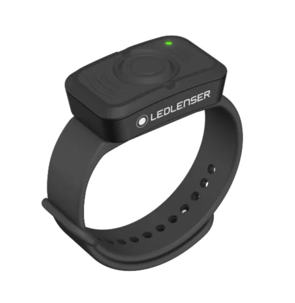 Ledlenser sterowanie Bluetooth typu A Ledlenser meets Bluetooth: dzięki temu poręcznemu pilotowi można w każdej chwili poprzez aplikację Bluetooth i naciśnięcie guzika możesz ustawiać on-line latarkę na oczekiwaną funkcje świecenia. Połączenie działa poprzez aplikację Connect App, która odbierana jest przez latarkę, a pilot można np. założyć na rękę, ramę roweru lub nawet kijek na narciarski czy nordwalking, dzięki czemu można w każdej chwili ustawić latarkę na odpowiednią siłę świecenia.Pasuje do latarek H19R Signature, H7R Signature.