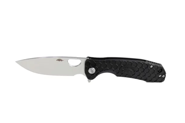 Nóż Honey Badger Flipper Large Black Szczególnie imponująca w Honey Badger Flipper Large jest jego trwała konstrukcja. Klinga ze stali 8Cr13MoV jest niezwykle wytrzymała i łatwa do ostrzenia. Gruby trzon i szeroki profil z pełnym szlifem płaskim zapewniają stabilność i ułatwiają cięcie. Wysokiej jakości przegub z łożyskiem kulkowym umożliwia płynne otwieranie i zamykanie satynowego ostrza za pomocą flippera lub kciuka. Wzór plastra miodu na teksturowanej, czarnej  rękojeści FRN zapewnia pewny chwyt. Z otworem na smycz i odwracalnym, głębokim klipsem (tip-up / l-r).