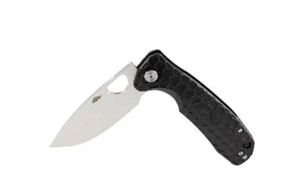 Nóż Honey Badger Flipper Large Black Szczególnie imponująca w Honey Badger Flipper Large jest jego trwała konstrukcja. Klinga ze stali 8Cr13MoV jest niezwykle wytrzymała i łatwa do ostrzenia. Gruby trzon i szeroki profil z pełnym szlifem płaskim zapewniają stabilność i ułatwiają cięcie. Wysokiej jakości przegub z łożyskiem kulkowym umożliwia płynne otwieranie i zamykanie satynowego ostrza za pomocą flippera lub kciuka. Wzór plastra miodu na teksturowanej, czarnej  rękojeści FRN zapewnia pewny chwyt. Z otworem na smycz i odwracalnym, głębokim klipsem (tip-up / l-r).