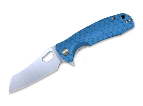 Nóż Honey Badger Wharncleaver D2 Large Blue Szczególnie imponująca w Honey Badger Wharncleaver Large jest jego trwała konstrukcja. Stalowe ostrze Wharncliffe z D2, które zapewnia dobre trzymanie krawędzi, jest niezwykle wytrzymałe i łatwe do ostrzenia. Gruby trzon i szeroki profil z pełnym szlifem płaskim zapewniają stabilność i ułatwiają cięcie. Wysokiej jakości przegub z łożyskiem kulkowym umożliwia płynne otwieranie i zamykanie satynowego ostrza za pomocą flippera lub kciuka. Wzór plastra miodu na teksturowanej, niebieskiej rekojeści z FRN zapewnia pewny chwyt. Z otworem na smycz i odwracalnym, głębokim klipsem (tip-up / l-r).