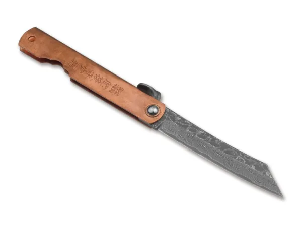 Nóż Higo Irogane Damascus Składany nóż Higo Irogane Damascus jest wykonany z miedzi, dzięki czemu z czasem tworzy się na nim wyjątkowa patyna. Wąskie ostrze wykonane jest z wysokiej jakości damastu. Z otworem na smycz.